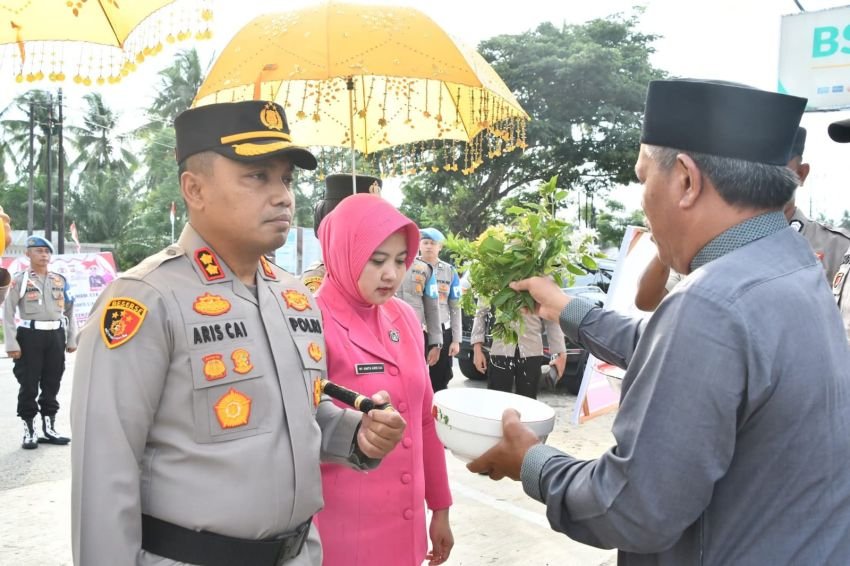 Disambut Pedang Pora & Restu Ulama, AKBP Aris Cai Dwi Susanto Resmi Pimpin Polres Aceh Timur