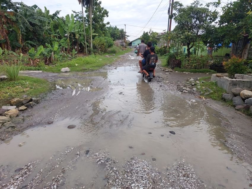 Bertahun-tahun Tak Kunjung Diperbaiki, Warga Dusun II Desa Cinta Damai Keluhkan Jalan Rusak