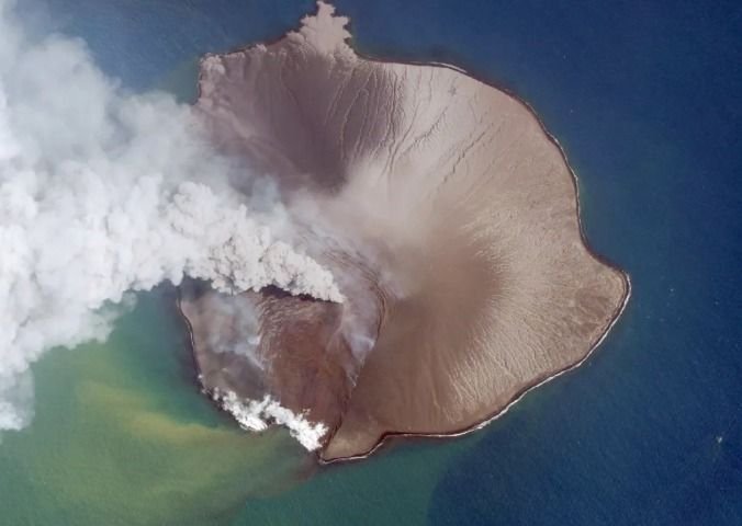 Gunung Anak Krakatau Erupsi Lagi Kamis Pagi, PVMBG Catat Empat Kali Gempa