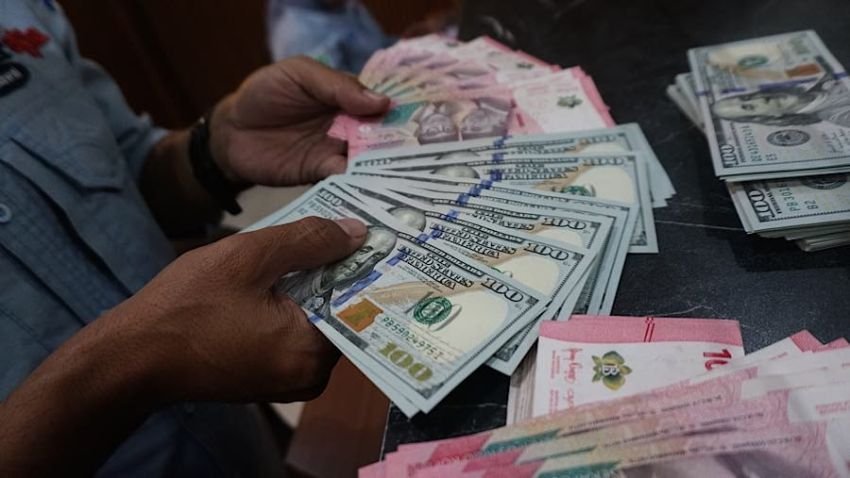 Rupiah Melemah Tipis, Dolar AS Naik ke Rp17.769 Pagi Ini