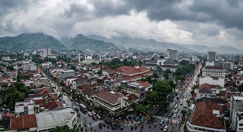 Cuaca Jabar Hari Ini 18 September: Hujan Ringan Mendominasi, Suhu Capai 35 Derajat