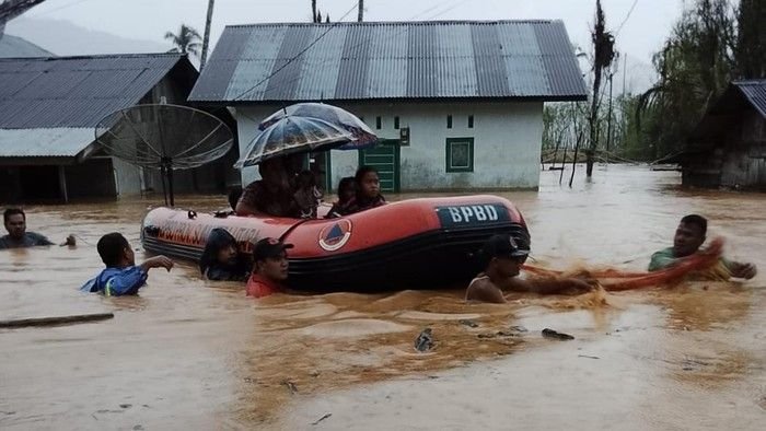 Hujan Deras Terjang Tapteng Hingga 7 Kecamatan Meluap, BPBD Baku Hantam Evakuasi Warga