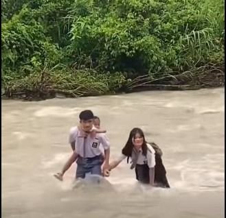 Ganti Baju di Sekolah usai Seberangi Sungai 1 Km, Siswa Nias Selatan: Jalan Lebih Penting daripada MBG