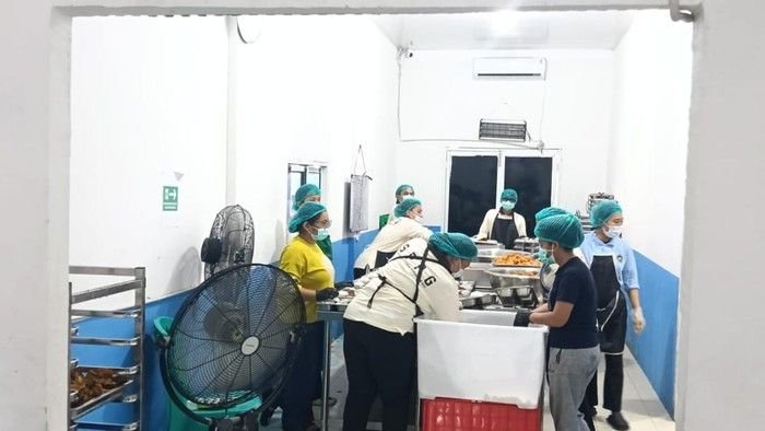 Gerak Cepat Bantu Warga Terdampak, Pengungsi Erupsi Gunung Sinabung di Karo Terima Ratusan Porsi Makan Bergizi Gratis
