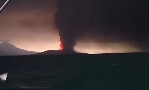 Abu Vulkanik Anak Krakatau Menyebar hingga Jawa dan Sumatera, Penerbangan di 3 Bandara Ditutup