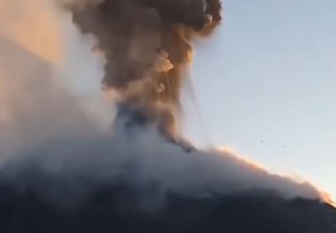 Gunung Ili Lewotolok Kembali Erupsi, Badan Geologi Ingatkan Ancaman Lava dan Awan Panas