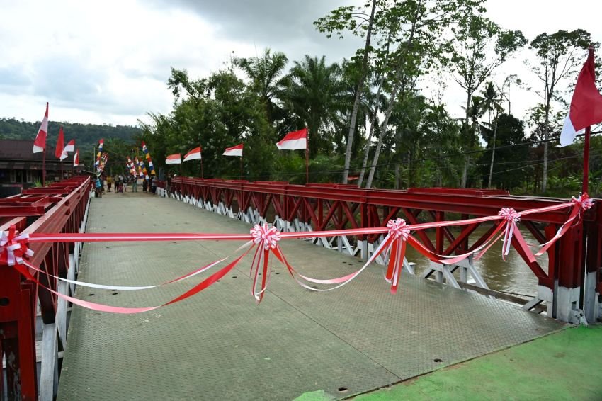 Resmikan Jembatan Bailey Pulihkan Akses Tapteng, Gubernur Bobby Tancap Gas Gelontorkan Modal Usaha untuk Warga