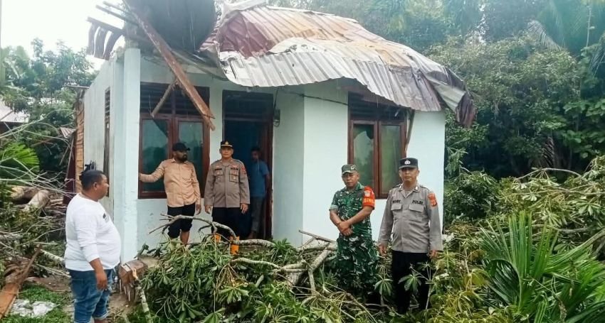 Dihantam Angin Kencang, Pohon Tumbang Timpa Rumah di Aceh Timur, TNI-Polri dan Warga Turun Tangan
