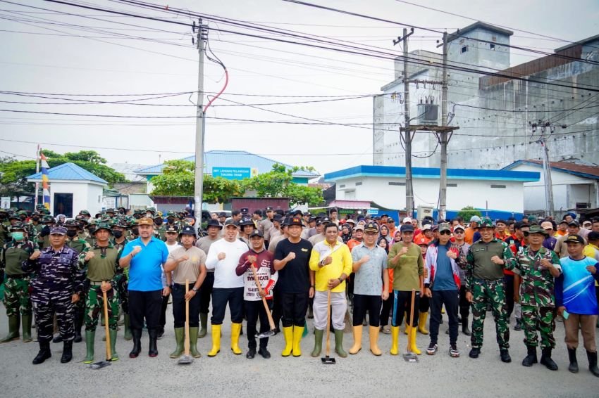 Ciptakan Lingkungan Bersih dan Asri, Bupati Baharuddin Pimpin Gotong Royong di Tanjung Tiram
