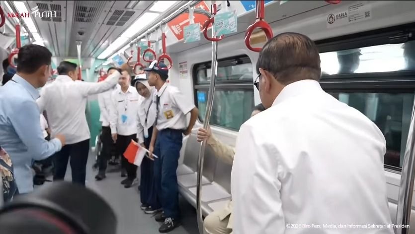 Viral Aksi Seskab Teddy 'Usir' Pejabat LRT dari Gerbong Utama, Begini Suasana Panas Peresmian LRT Manggarai