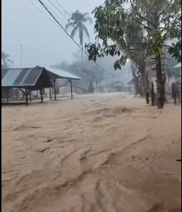 Sungai Sibuluan Meluap Terjang Tapteng, Warga Huta Nabolon Terpaksa Mengungsi dalam Gelap