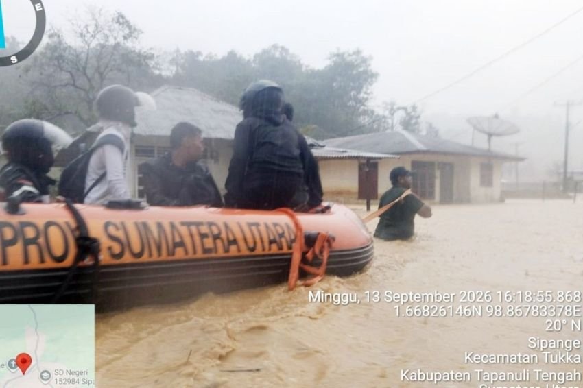 Banjir Rendam 7 Kecamatan di Tapteng Hingga Setinggi Dada, Perahu Karet Dikerahkan Evakuasi Warga