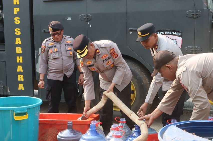 Kemarau Melanda, Polres Tanjab Timur Salurkan 6.000 Liter Air Bersih untuk Warga