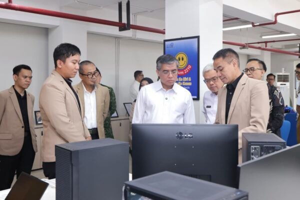 Menaker Yassierli Ingatkan Mahasiswa Vokasi Pentingnya Komunikasi dan Kerja Sama di Dunia Kerja: Skill Teknis Saja Tak Cukup