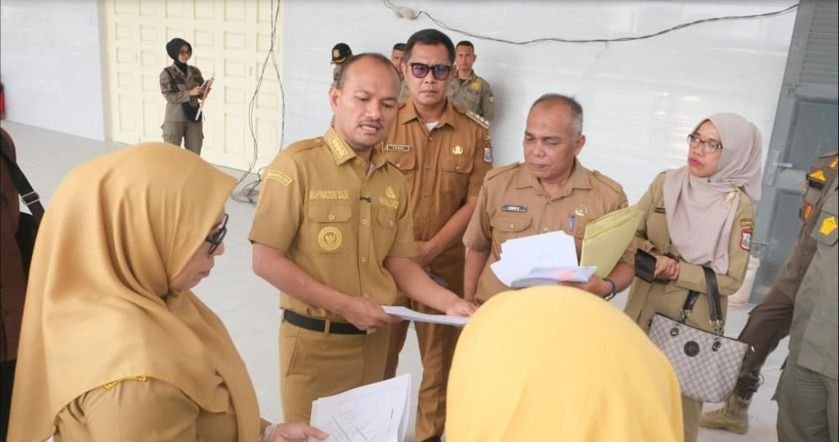 Tak Punya Izin PBG Wali Kota Tanjungbalai Turun Langsung Segel Bangunan Water Front City