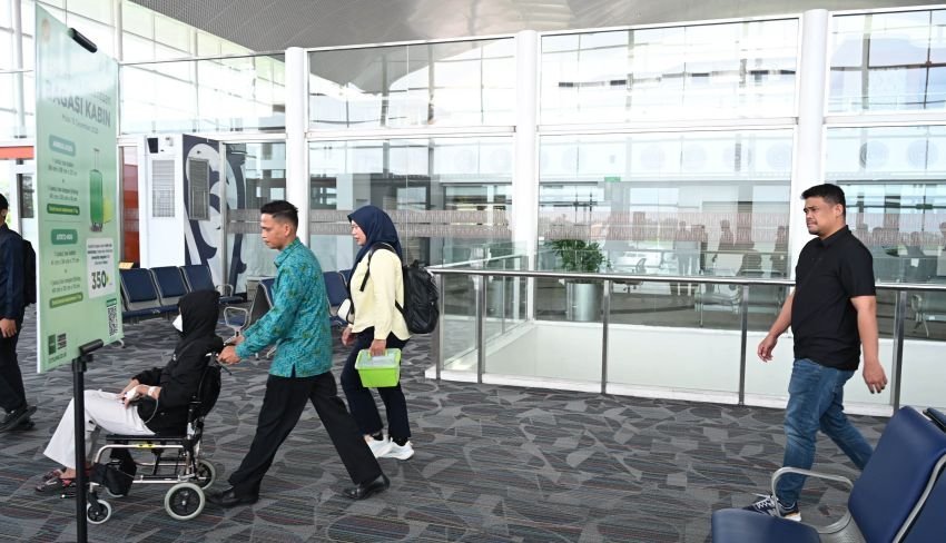 Sempat Suapi Langsung dan Beri Semangat, Bobby Nasution Berangkatkan Korban Keracunan MBG Karo ke RSCM Jakarta