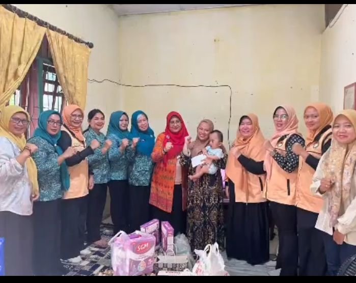 Jenguk Sakinah, Ibu Wali Kota Binjai: Jangan Patah Semangat, Pemko Siap Bantu Pengobatan