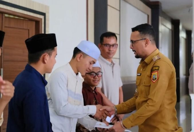 Bupati Labusel Serahkan Bantuan Pendidikan Baznas kepada 22 Mahasiswa: Jangan Berhenti Kejar Cita-Cita