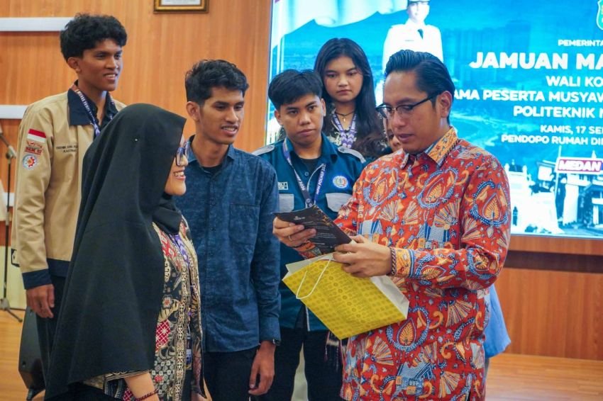 Jangan Cuma Habiskan Durian & Sate Padang": Rico Waas Tantang Mahasiswa Bawa Pulang Solusi Sampah Medan