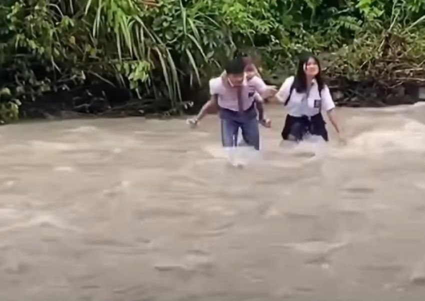 Viral Siswa Terobos Sungai Deras Demi Sekolah, DPRD Sumut Minta Infrastruktur Nias Dibenahi