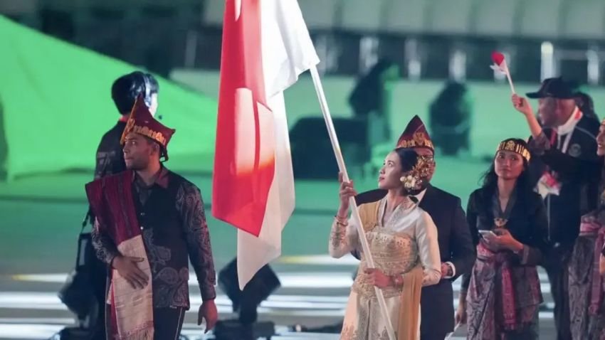 Gagah Kenakan Busana Batak Toba, Daniel Hutapea Pimpin Defile Indonesia di Asian Games 2026