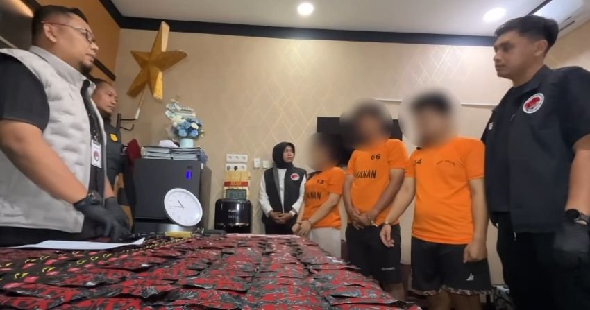 Sembunyikan Ratusan Narkoba 'Pod Getar' di Jam Dinding, Sejoli Sindikat Malaysia Diringkus Polrestabes Medan