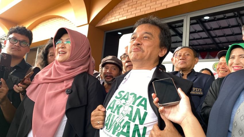 "Saya Cium Kakinya," Gus Nur Tantang Siapa Pun Hadirkan Ijazah Asli Jokowi di Sidang Roy Suryo