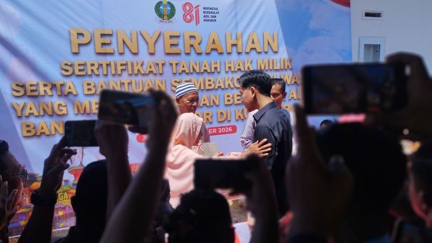Penuh Haru Gibran dan Bobby Turun Langsung Serahkan Sertifikat Huntap untuk Warga Korban Banjir Bandang di Sibolga