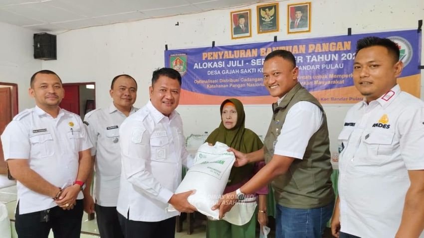 262 Warga Gajah Sakti Terima Bantuan Beras, Wabup Rianto: Jangan Ada Pemotongan!