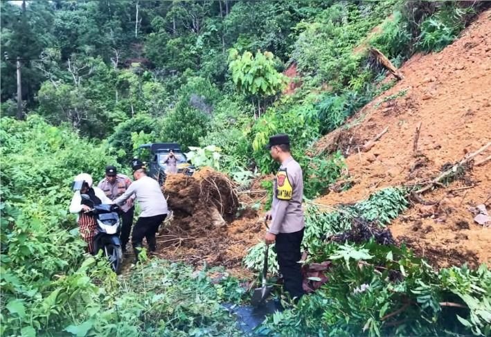 Akses Mobil ke Panton Luas Lumpuh Diterjang Longsor, Polsek Tapaktuan Berjibaku Buka Jalur
