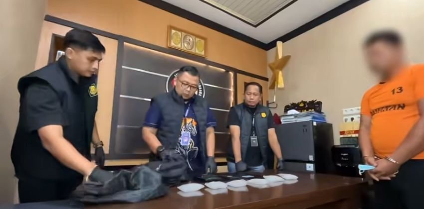 Disembunyikan di Tempat Jas Hujan Tas, Polrestabes Medan Ringkus Kurir Pembawa 480 Gram Sabu