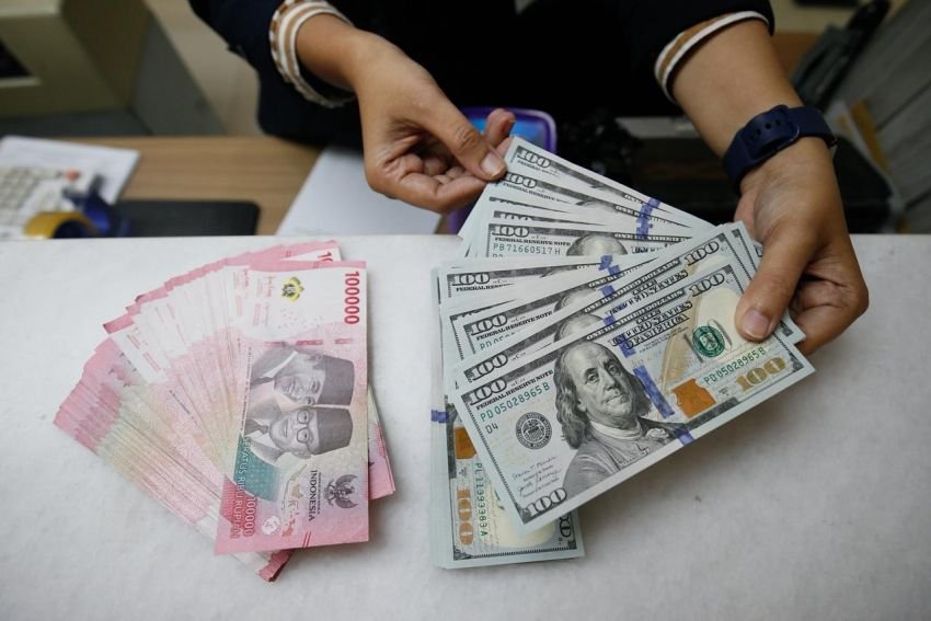 Konflik Timur Tengah Bikin Investor Lari ke Dolar, Rupiah Diprediksi Tembus Rp17.850 Pekan Depan