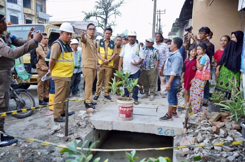 Rico Waas Minta Drainase Indra Kasih Dipercepat, Warga Keluhkan Galian yang Belum Ditutup