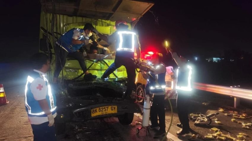 Tabrakan Maut di Tol Medan-Tebing Tinggi, Hino Dutro Tabrak Truk Tronton: Tiga Orang Tewas