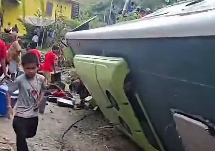 Bus Rombongan Wisata dari Kisaran Terbalik di Samosir, 2 Penumpang Luka Serius