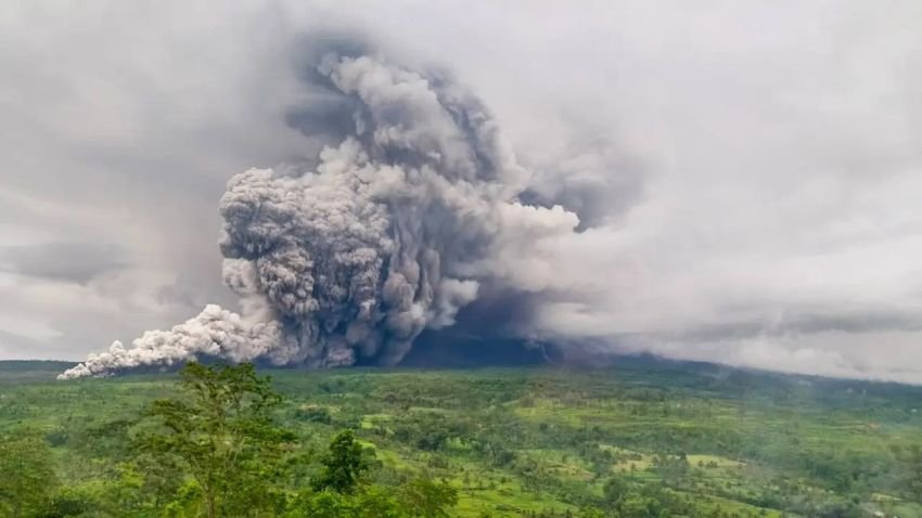 Penjelasan Pakar dan Badan Geologi Soal Erupsi Serentak 4 Gunung Api di Indonesia