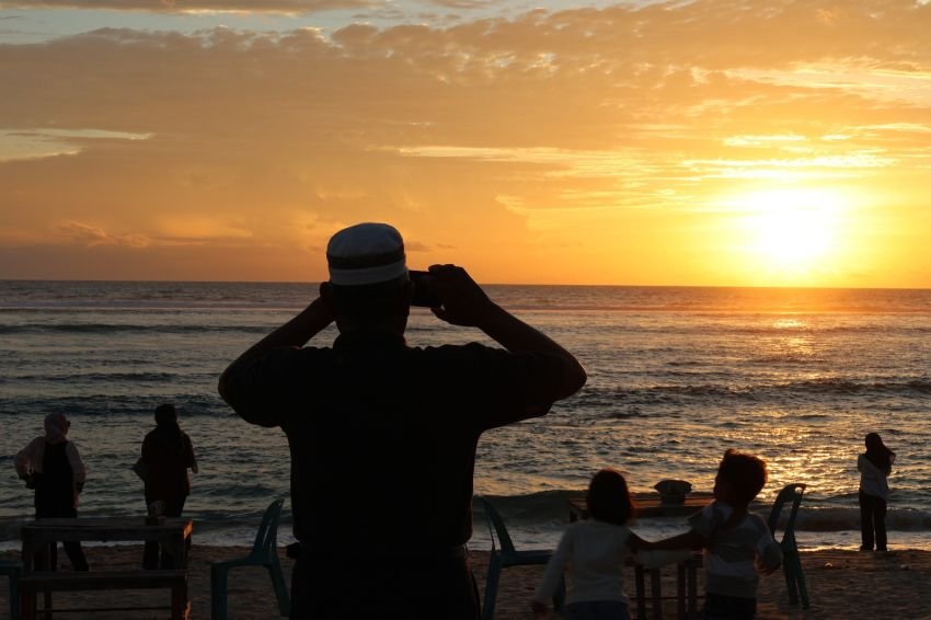 Cuma 20 Menit dari Banda Aceh! Mengintip Pesona Sunset Syahdu dan Kuliner Seafood di Pantai Im Surf Lhok Nga