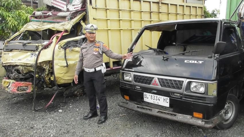 Tak Sempat Menghindar! Truk Bermuatan Ikan Tabrak Pick Up hingga Hantam Bangunan Warga, Kernet Tewas Terjepit
