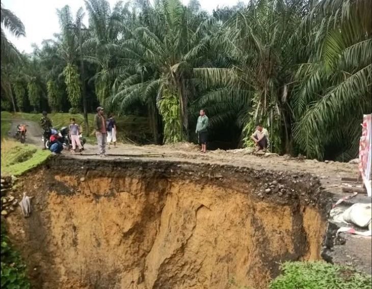 Akses 3 Desa Lumpuh Total! Longsor Meluas di Salapian Langkat, Jalan Nyaris Putus dan Jalur Sawit Terhenti