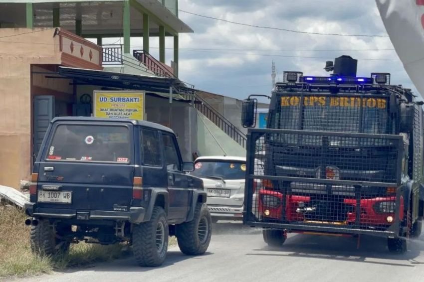 Sinabung Siaga III! Jalanan Karo Diselimuti Abu Tebal, Brimob Turunkan Water Cannon untuk Pembersihan