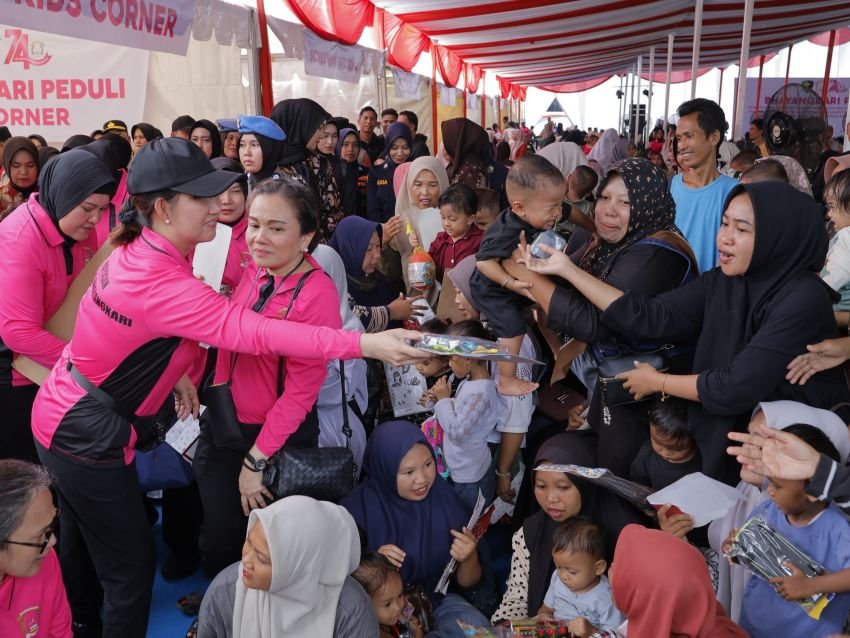 Boyong Badut Hingga Robot, Ketum Bhayangkari Ceriakan Anak-anak Aceh Tamiang Lewat 'Kids Corner'