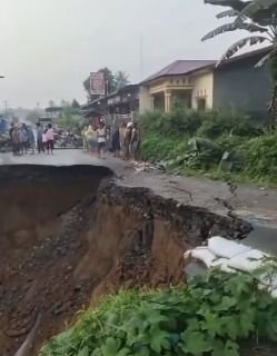 Jalur Utama STM Hulu Deli Serdang Amblas Terputus, Kendaraan Gak Bisa Lewat