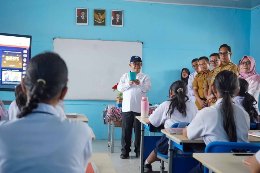 Mendikdasmen dan Wali Kota Medan Tinjau SMPN 16, Mebelair Rusak hingga Ruang Kelas Pascabanjir Jadi Perhatian