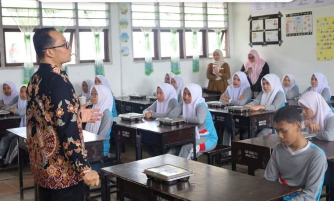 Pastikan Tak Ada Masalah, Wawako Tanjungbalai Pantau Penyaluran MBG di Sejumlah Sekolah