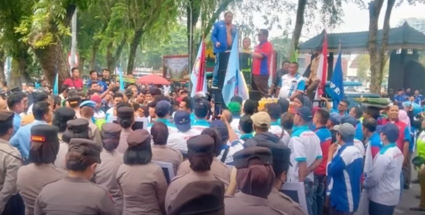 Ratusan Buruh Kepung DPRD Sumut, Tolak Magang 6 Bulan hingga Minta Perlindungan Pekerja Diperkuat