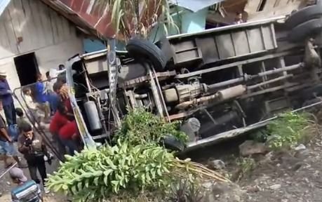 Bus Rombongan Wisata dari Kisaran Terbalik di Samosir, Polisi Ungkap KIR dan SIM Pengemudi Kedaluwarsa