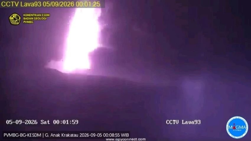 Semalaman Muntahkan Lava Air Mancur, Anak Krakatau Kini Siaga Level III