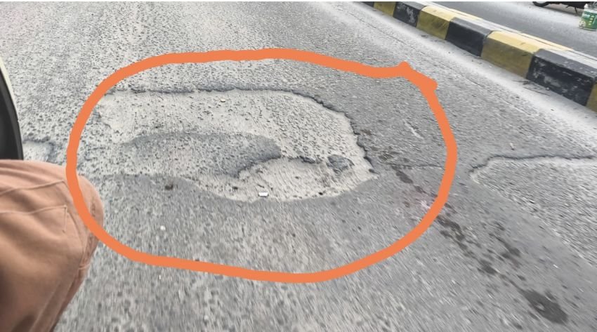 Jalan Merdeka Tanjung Tiram Dikeluhkan Warga, Lubang,dan Pasir  Ancam Keselamatan Pengendara