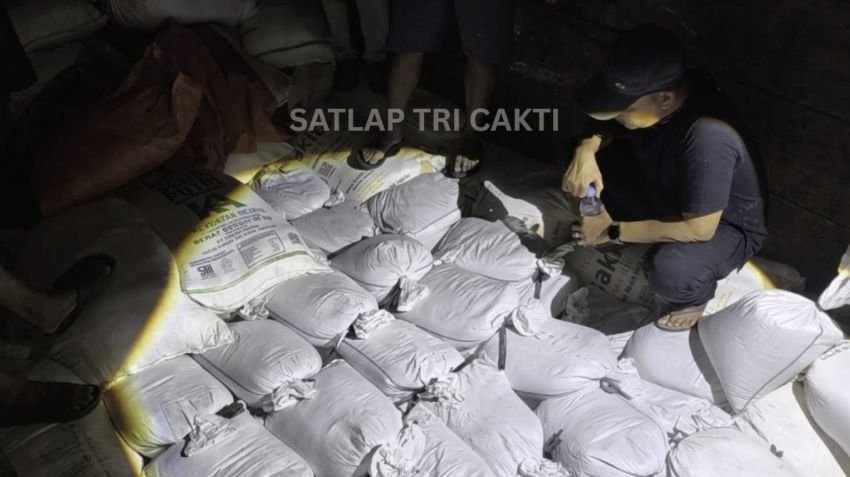 Modus Licik Diselimuti Sagu! 1,56 Ton Pasir Timah Ilegal Diamankan di Pangkalpinang, Sopir Kabur