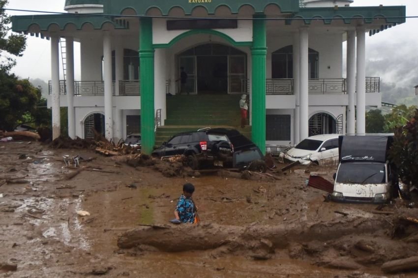 Banjir Bandang Terjang Kompleks Kantor Bupati Solok, 2 Orang Dilaporkan Hilang